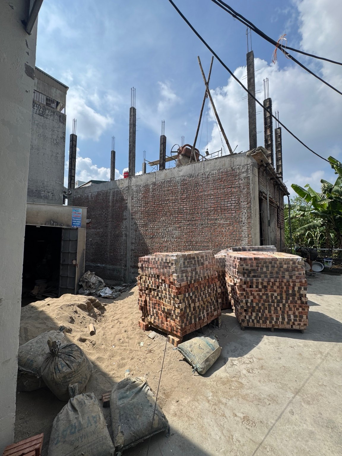 Vật tư và tường xây công trình Anh Quyền