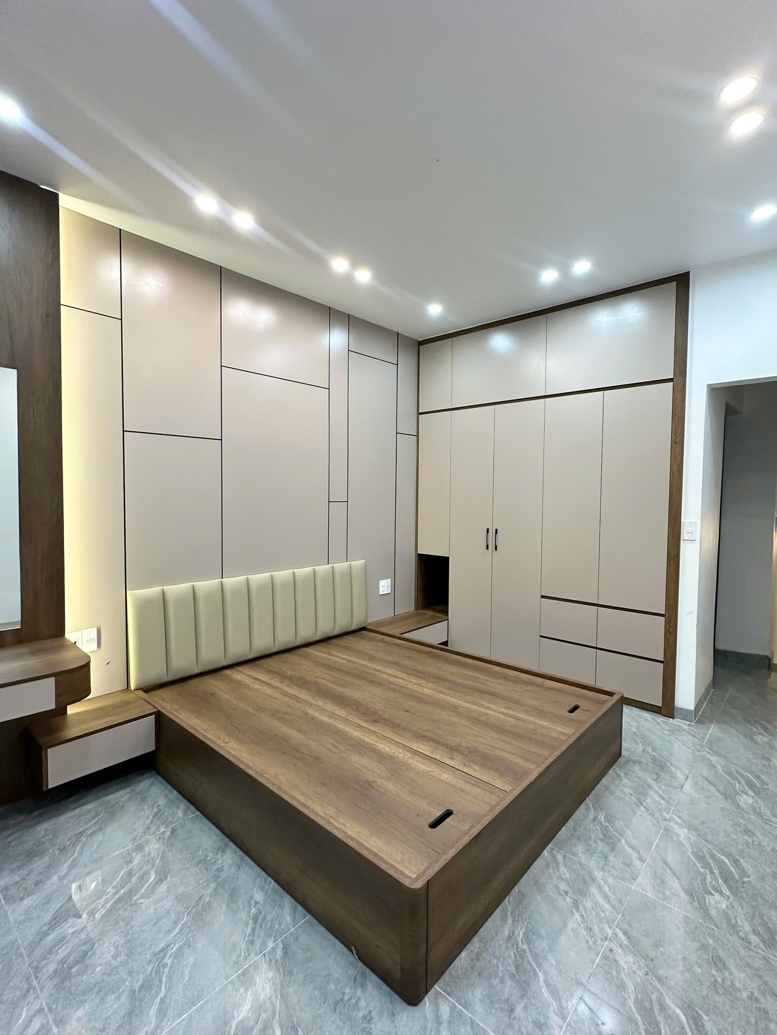 Không gian phòng ngủ và hệ tủ liền tường công trình Anh Trung