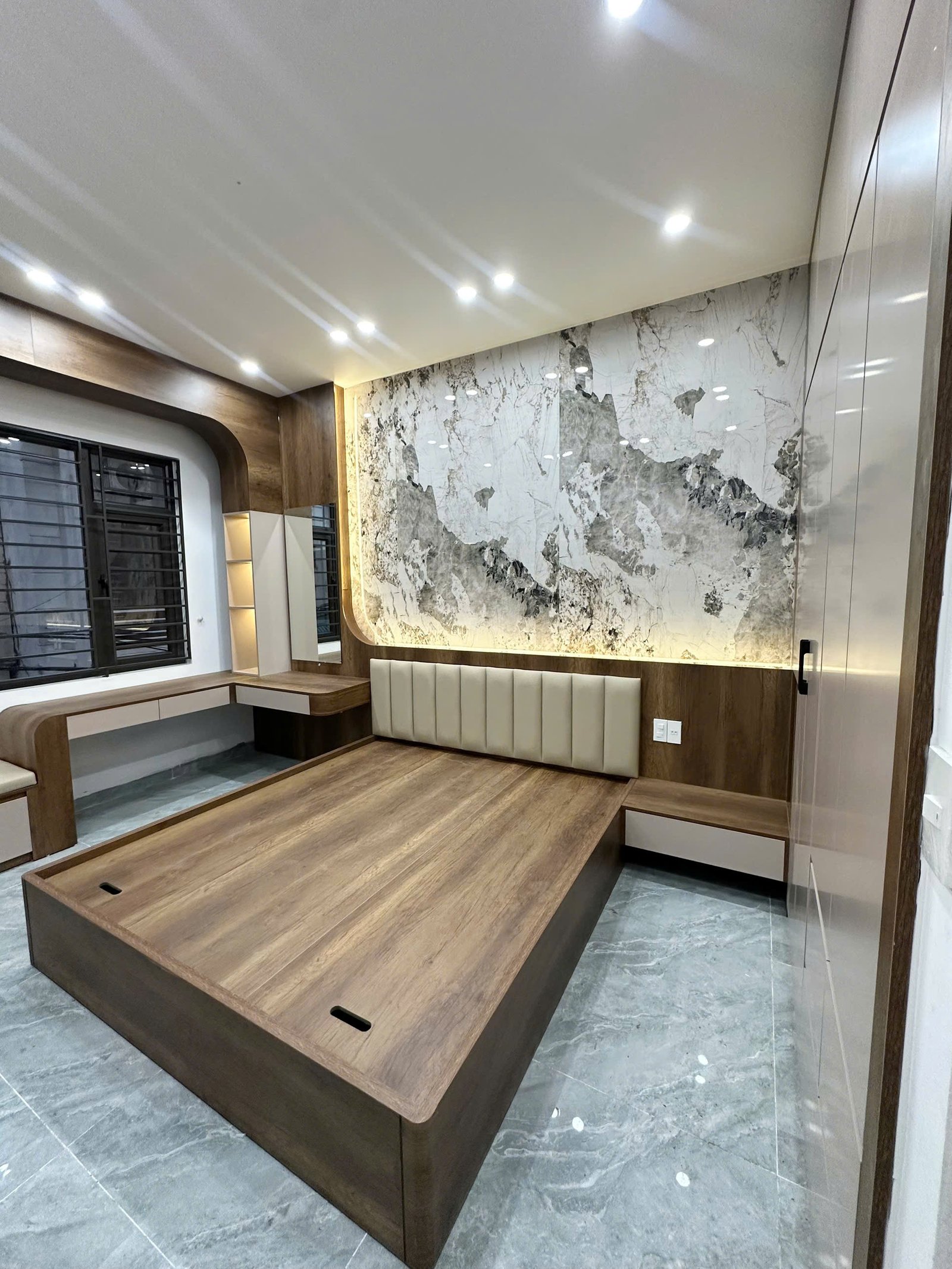 Vách đầu giường ốp đá và hệ bàn trang điểm công trình Anh Trung