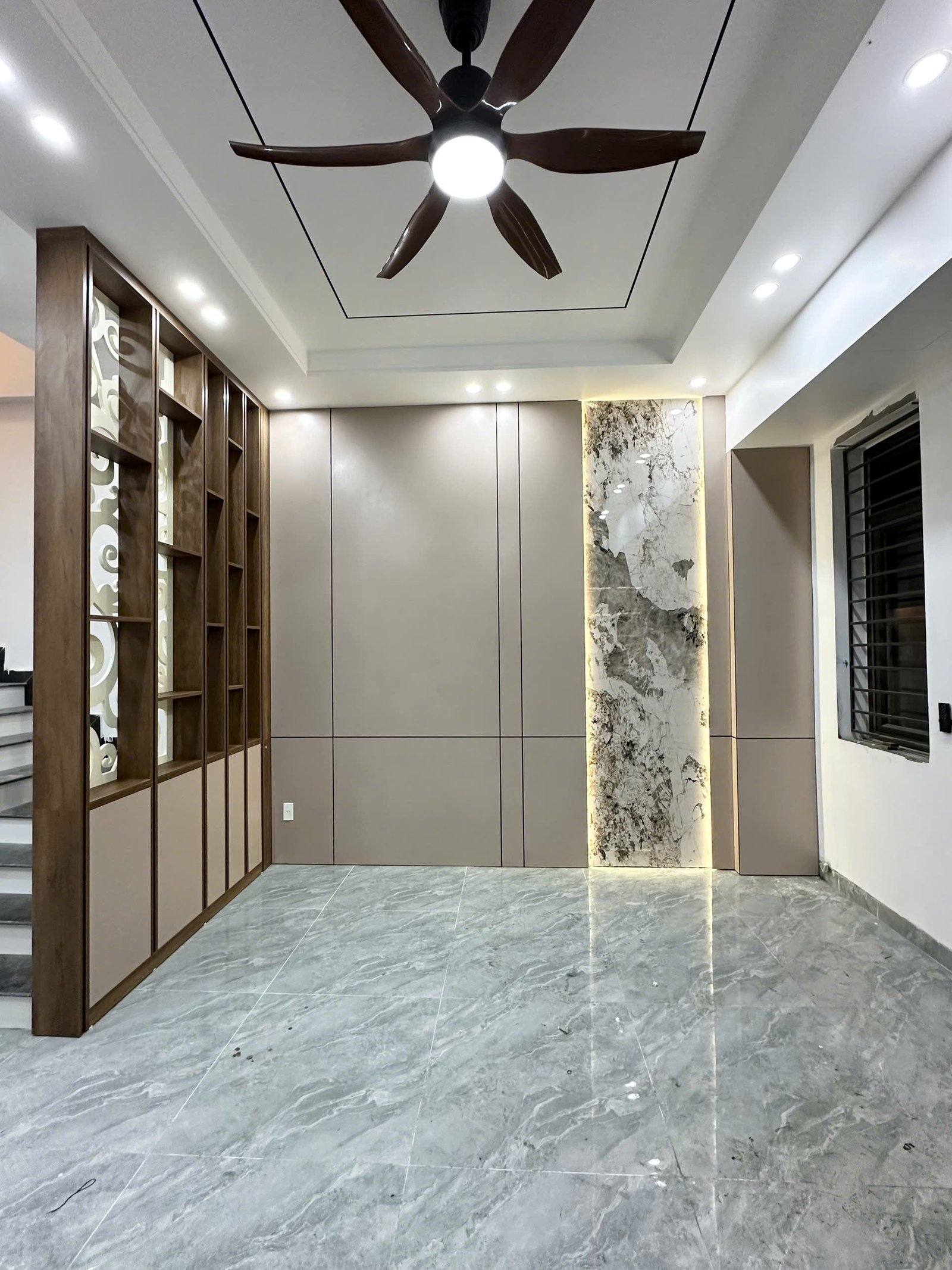 Toàn cảnh phòng khách và vách trang trí công trình Anh Trung