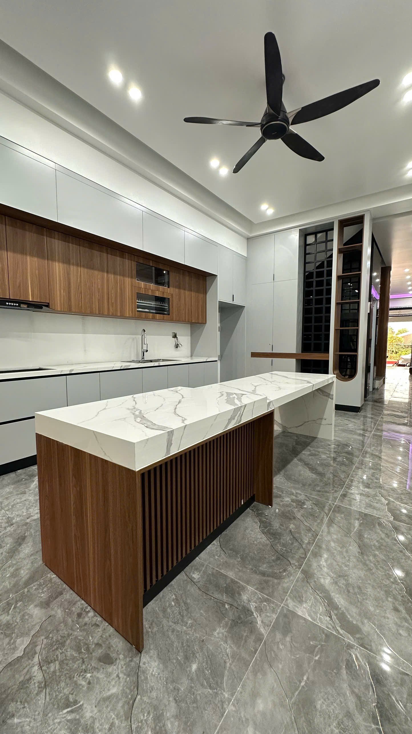 Tủ bếp và bàn đảo hoàn thiện tại công trình Chú Du
