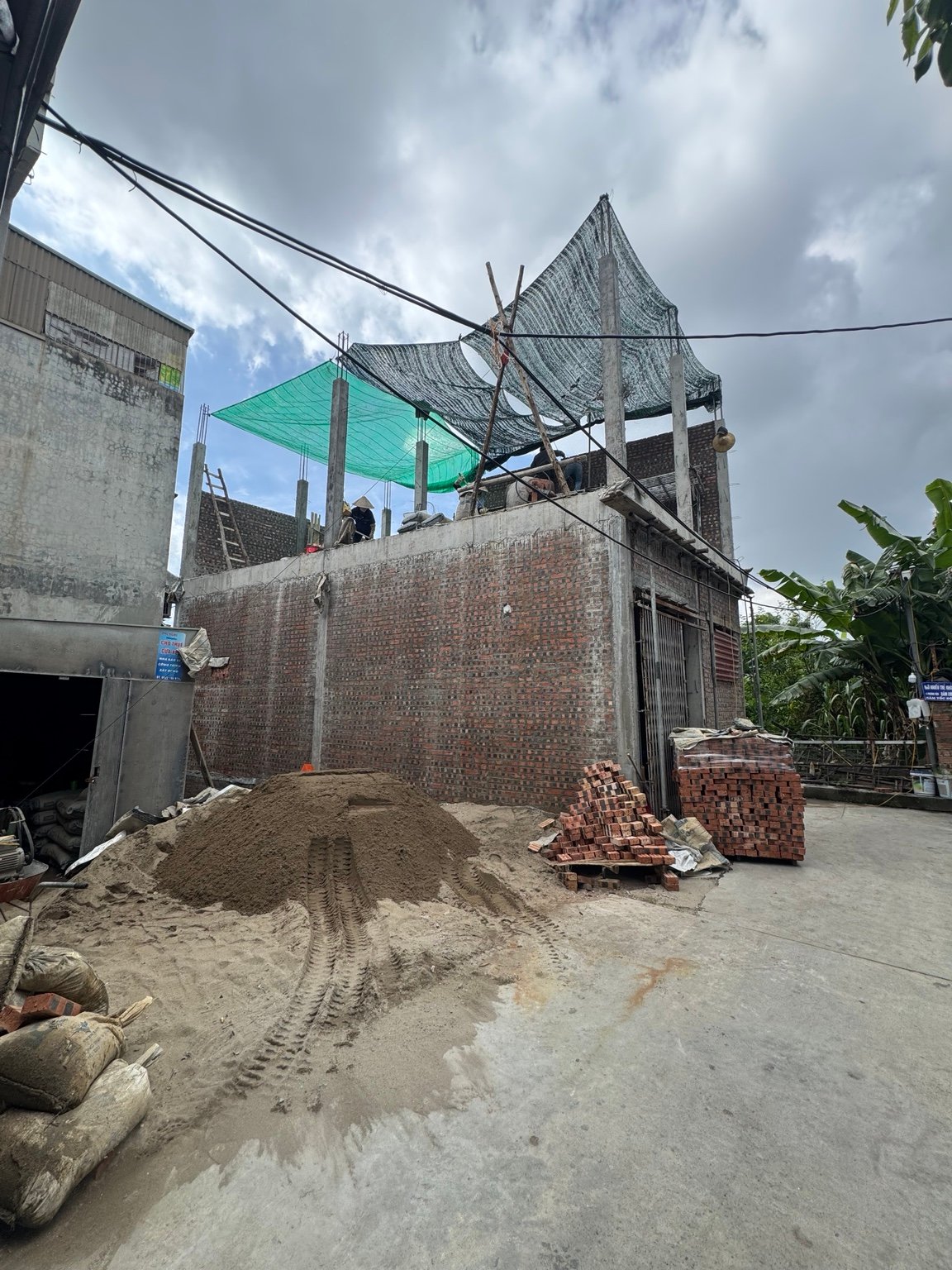 Thi công tầng trên nhà Anh Quyền